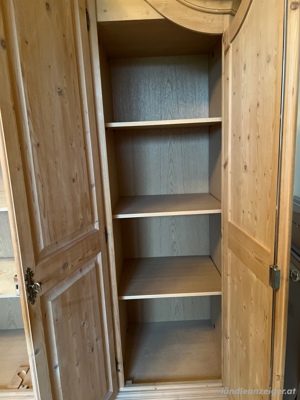 KLEIDERSCHRANK Bild 3