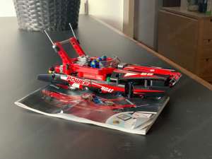 LEGO Technic Rennboot (42089) Bild 2