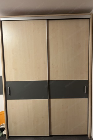 Kleiderschrank aus Ahorn Bild 1