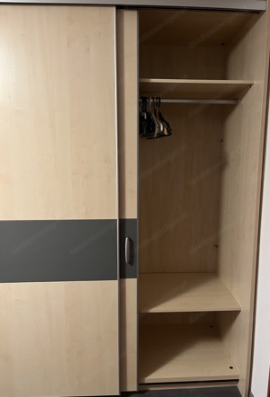 Kleiderschrank aus Ahorn Bild 2