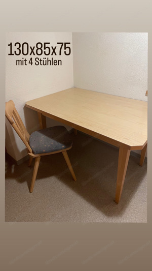 Tisch mit Stühlen