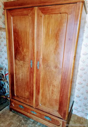 Antiker Kleiderschrank