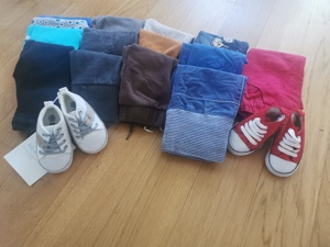 Lange Hosen und 2 Paar Schuhe