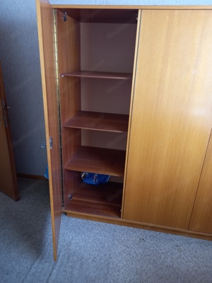 Kleiderschrank zu verschenken Bild 2