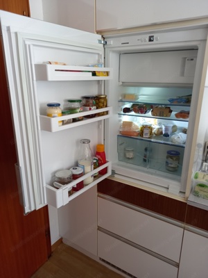 Kühlschrank mit Gefrierfach zu verkaufen (bei Kauf - wenn gewünscht Küchenmöbel gratis dazu)