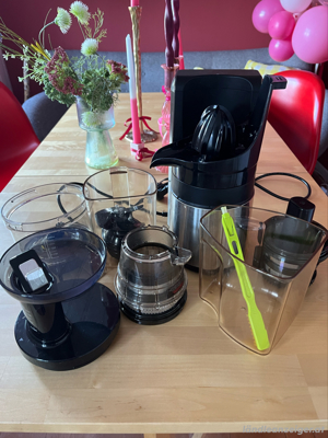 Hurom Slow-Juicer mit Zunehör