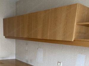 Hängeschrank mit Bücherablage