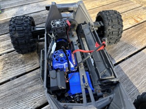 Traxxas Maxx 4S 1 10 RC Monster Truck v Bild 3