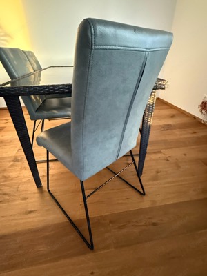 Rattan Glastisch mit Kunstlederstühlen Bild 3