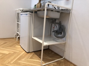 Miniküche mit Spüle, Kühlschrank, Servierwägen und Kücheninsel Bild 10