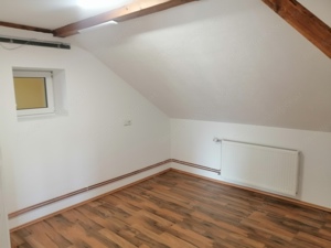 Moderne,renovierte Dachgeschosswohnung zu vermieten  Bild 9