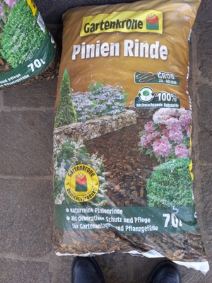 Pinienrinde (Rindenmulch) und Blumenerde zu verschenken