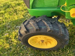 Trettraktor   Spieltraktor   Kindertraktor John Deere mit echten Gummireifen und viel Zubehör Bild 3