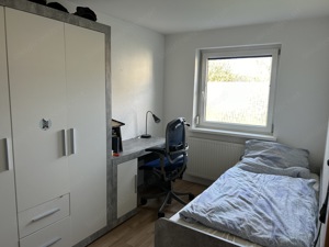 Jugendzimmer mit Schreibtisch Bild 3