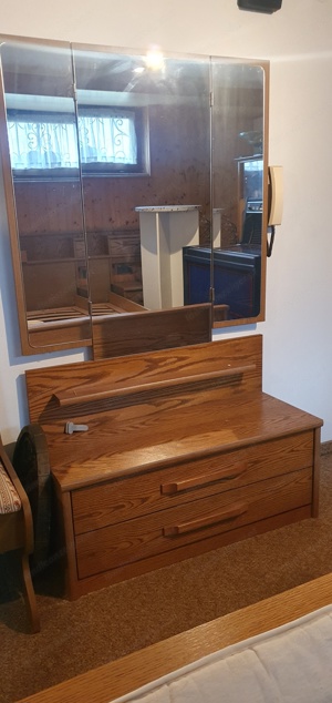 Bett, Eckbank, Stühle, Spiegelschrank Bild 5