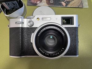 Fujifilm X100VI in edlem Silber Bild 2