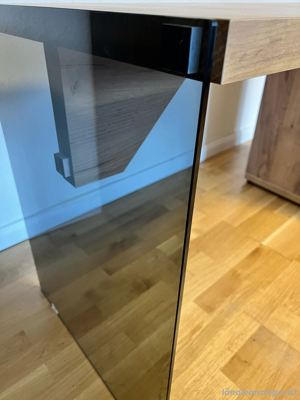 Schöner Tisch mit Glasplatte in Holzoptik Bild 2