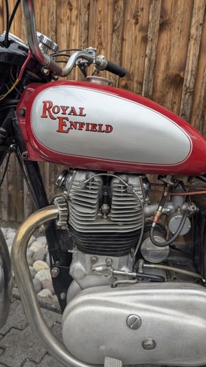 Royal Enfield Super Meteor 700 Oldtimer Bild 2