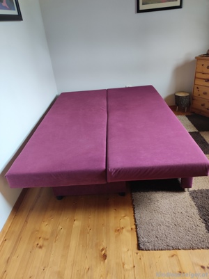 Schlafcouch mit Bettkasten und Zierkissen Bild 2