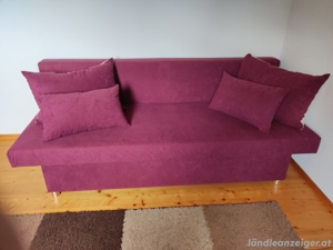 Schlafcouch mit Bettkasten und Zierkissen Bild 1