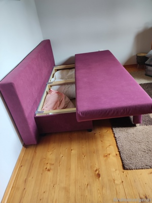 Schlafcouch mit Bettkasten und Zierkissen Bild 3