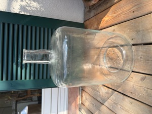 Glasvase in weissem Glas