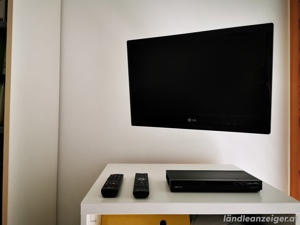 LG-Kleinfernseher mit Wandhalterung und Satellitenreceiver günstig abzugeben  Bild 1