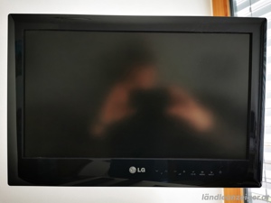 LG-Kleinfernseher mit Wandhalterung und Satellitenreceiver günstig abzugeben  Bild 2