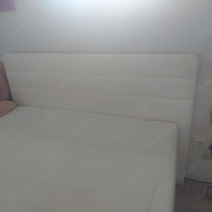 Neuwertiges Boxspringbett mit Schiebetuerkasten Bild 2