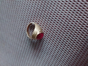 gold ring mit roten stein 4 gr 63grö. 220,00  