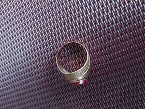 gold ring mit roten stein 4 gr 63grö. 260,00  