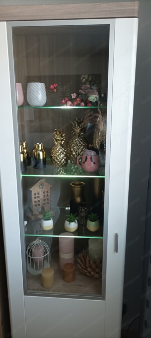 Schöne Vitrine mit Glaseinlegeböden  Bild 2