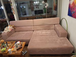 Sofa in Rosa. Angenehm zum Sitzen und Liegen.  Bild 2