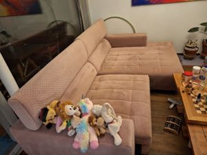 Sofa in Rosa. Angenehm zum Sitzen und Liegen.  Bild 1