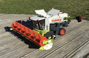 Bruder Claas Lexion Mähdrescher  Bild 1