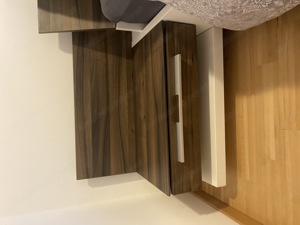 Bett mit Nachtkästchen Bild 2