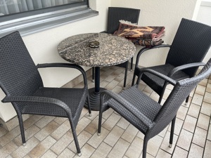 Verkaufe schöne  neue Terrassen  Möbel , runder Marmor Tisch und vier Wetterfeste Stühle, siehe Bild Bild 3