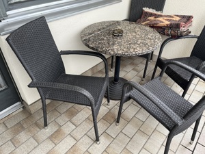 Verkaufe schöne  neue Terrassen  Möbel , runder Marmor Tisch und vier Wetterfeste Stühle, siehe Bild Bild 2