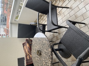 Verkaufe schöne  neue Terrassen  Möbel , runder Marmor Tisch und vier Wetterfeste Stühle, siehe Bild Bild 5