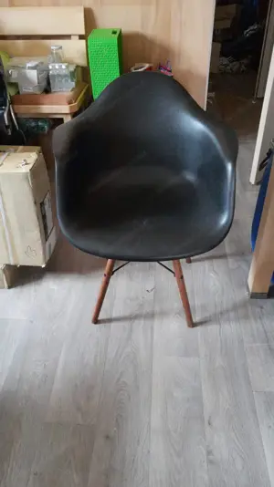 5 Stühle 4 ohne Lehne 1 mit Bild 2