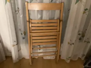 Stuhl aus Holz Bild 3
