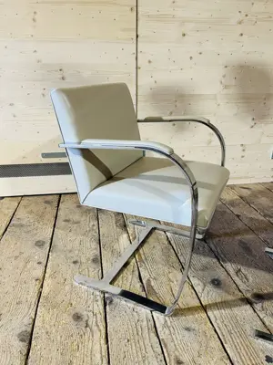 Ikonische Designklassiker: Stuhl und Hocker Bild 2