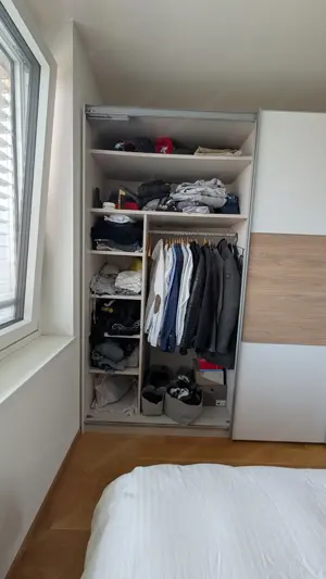 Kleiderschrank mit Schiebetüren Bild 2