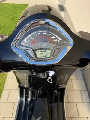 Vespa GTS 125 Super Schwarz Bild 4