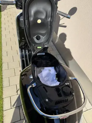 Vespa GTS 125 Super Schwarz Bild 5