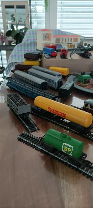 Modeleisenbahn, Lokomotiven, Wagons, Schienen, Drehscheibe, Gebäuden, Brücke Bild 6