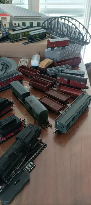 Modeleisenbahn, Lokomotiven, Wagons, Schienen, Drehscheibe, Gebäuden, Brücke Bild 7