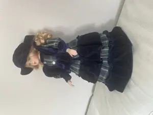 Schöne Porzellanpuppe mit dunkelblauem Kleid Bild 2