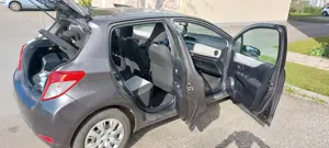 Verkaufe zuverlässige Toyota yaris mit wenigen Kilometer! Bild 2