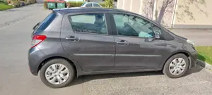 Verkaufe zuverlässige Toyota yaris mit wenigen Kilometer! Bild 4